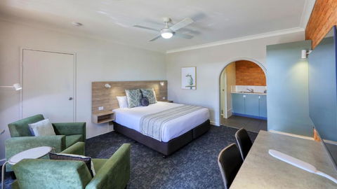 Hamilton Henry Parkes Motor Inn - Accommodation Main Beach 0