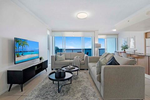 HIGH FLOOR GUARANTEE - 3 Bedroom Plus Study Apartments At Chevron Renaissance - Self Contained & Privately Managed - Wow Stay - Accommodation Main Beach 2