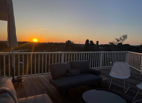 Hilltop Getaway, Stunning Sunsets, Close To Beach - Accommodation Main Beach 1