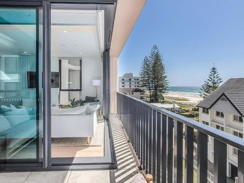 Hemingway Palm Beach - Premium Oceanview Apartments By Burleigh Letting - Accommodation Main Beach 1