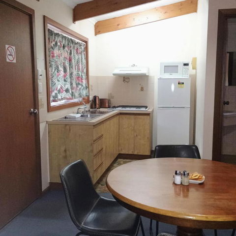 Hawker Holiday Cabins - Accommodation Main Beach 0