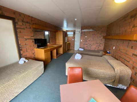 Hawker Hotel Motel - Accommodation Main Beach 1