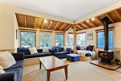 HAY SHED Chalet, Alpine-getaways - Accommodation Main Beach 2