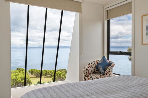 Hazards Hideaway - Accommodation Main Beach 1