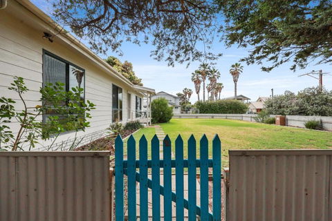 Hazel House, 2 Hazel St, Goolwa Beach - Accommodation Main Beach 2
