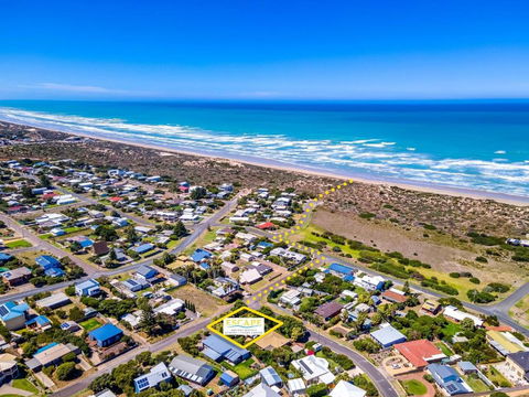 Hazel House, 2 Hazel St, Goolwa Beach - Accommodation Main Beach 1