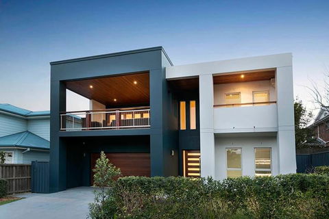 Heart Of The Village - Walk To The Waters Edge - Accommodation Main Beach 0