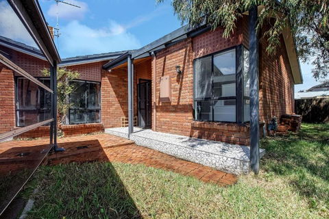 Hearthstone Haven - Spacious Beachside Group Getaway - Accommodation Main Beach 2