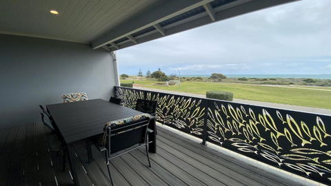 Heat N View - Accommodation Main Beach 1