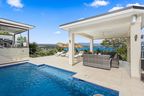 HEATed Pool, Lake & Beach, Luxury 5 B/R House - Accommodation Main Beach 0