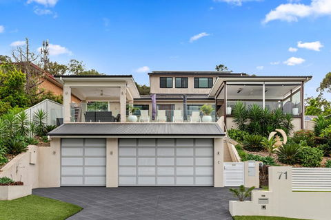 HEATed Pool, Lake & Beach, Luxury 5 B/R House - Accommodation Main Beach 3