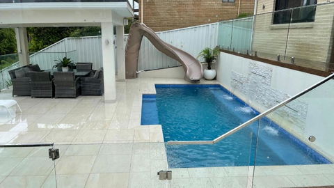 HEATed Pool, Lake & Beach, Luxury 5 B/R House - Accommodation Main Beach 2