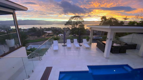 HEATed Pool, Lake & Beach, Luxury 5 B/R House - Accommodation Main Beach 1