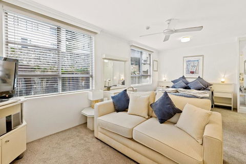 HENRY12 Self- Catering - Accommodation Main Beach 1