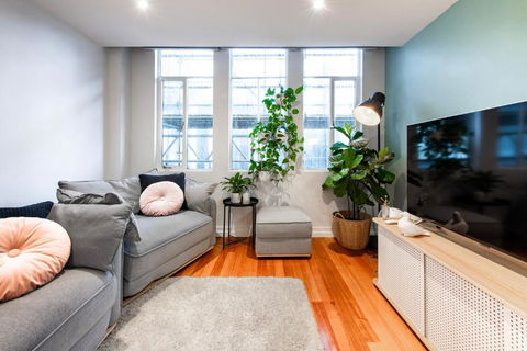 Heritage Charm Meets Modern Comfort In Melbourne - Accommodation Main Beach 0