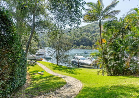 Hidden Beauty - Waterfront - Accommodation Main Beach 0