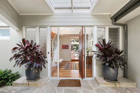 Hidden Oasis - Ocean Views - Accommodation Main Beach 1