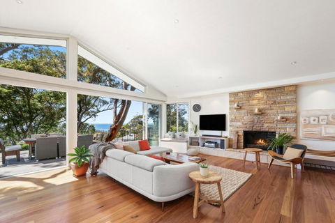 Hidden Oasis - Ocean Views - Accommodation Main Beach 2