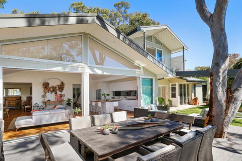 Hidden Oasis - Ocean Views - Accommodation Main Beach 0