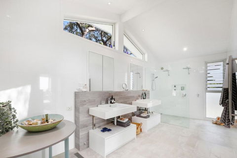 Hidden Oasis - Ocean Views - Accommodation Main Beach 3