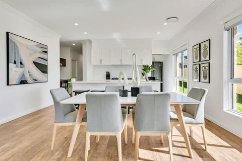 Hideaway On Curran - Modern & Comfy Retreat In CBD Firepit - Accommodation Main Beach 3