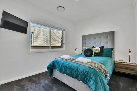 Hideaway On Curran - Modern & Comfy Retreat In CBD Firepit - Accommodation Main Beach 2