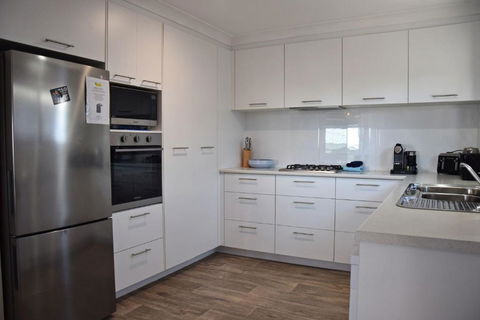 High 5 - Accommodation Main Beach 1