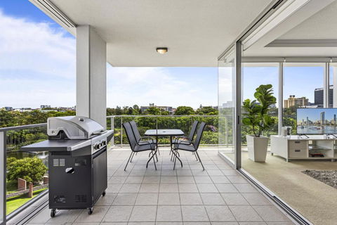High-Floor 2-Bed CBD Unit With Views & Amenities - Accommodation Main Beach 1