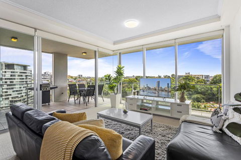 High-Floor 2-Bed CBD Unit With Views & Amenities - Accommodation Main Beach 0