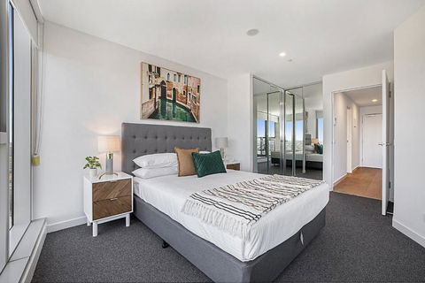 High-Rise Balcony Unit With City Views Gym Pool - Accommodation Main Beach 2