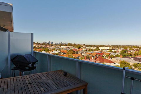 Highview On High St - A Balcony Haven In Northcote - Accommodation Main Beach 1