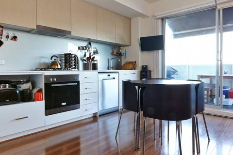 Highview On High St - A Balcony Haven In Northcote - Accommodation Main Beach 2