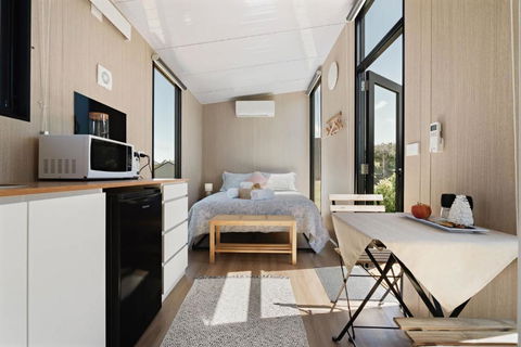 Hillside Hideout By Tiny Away - Accommodation Main Beach 3