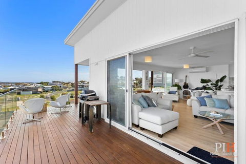 Hillside Ocean View San Remo - Accommodation Main Beach 2