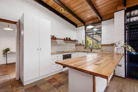 Hillside Retreat- Your Tranquil Home Away - Accommodation Main Beach 1