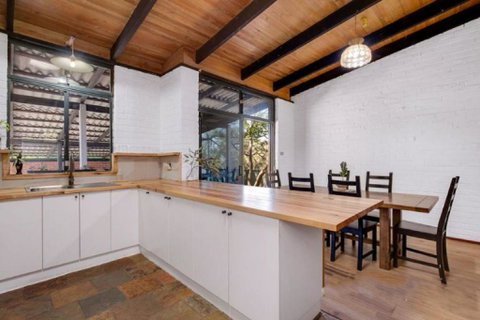 Hillside Retreat- Your Tranquil Home Away - Accommodation Main Beach 3