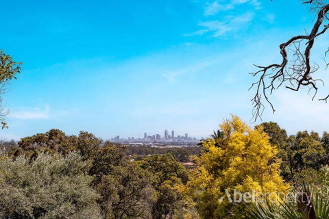 Hillside Retreat- Your Tranquil Home Away - Accommodation Main Beach 0