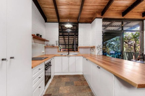 Hillside Retreat- Your Tranquil Home Away - Accommodation Main Beach 2