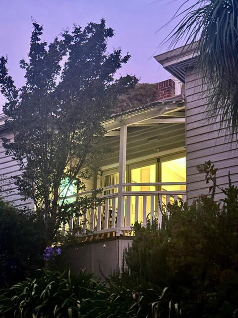 Hilltop Cottage - Accommodation Main Beach 2