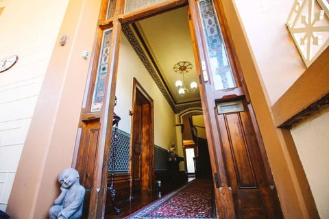 Hindmarsh House On College - Accommodation Main Beach 2