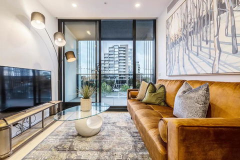 Hip Pad In Cool St Kilda Precinct FREE Parking - Accommodation Main Beach 0