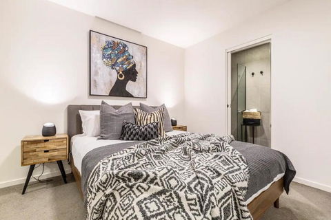 Hip Pad In Cool St Kilda Precinct FREE Parking - Accommodation Main Beach 3