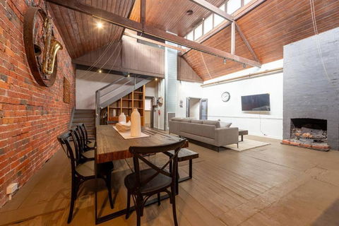 Historical Building Dating Back To 1900 - Accommodation Main Beach 0