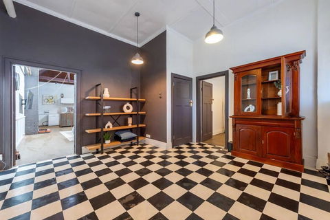 Historical Building Dating Back To 1900 - Accommodation Main Beach 2