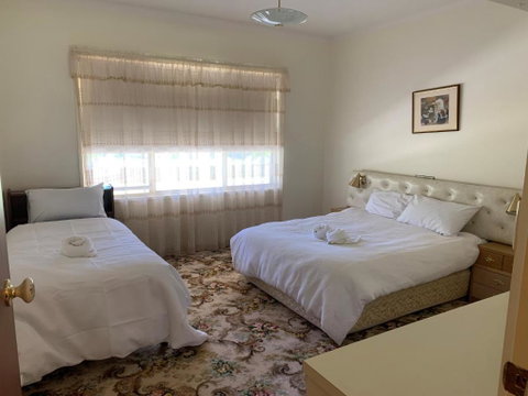 Hockey Manor - Accommodation Main Beach 2