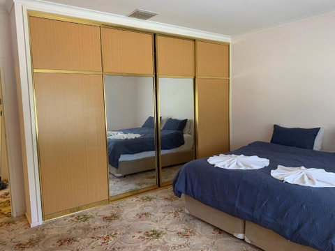Hockey Manor - Accommodation Main Beach 1