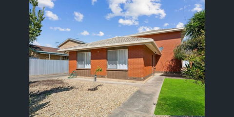 Holiday Rentals - Accommodation Main Beach 1
