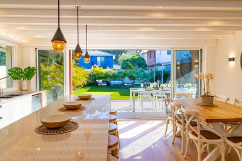 HolidayRento - Capri Beach House - Accommodation Main Beach 0