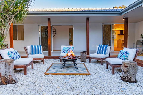 HolidayRento - Capri Beach House - Accommodation Main Beach 1