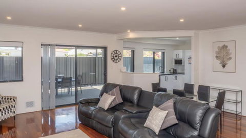 Hollow Beach House - Bunbury - Accommodation Main Beach 1